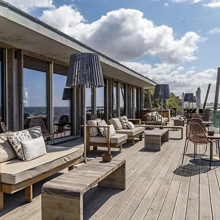 Deluxe With Sea View Apartment
